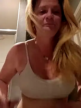 Goldenndoll online show from February 8, 2026, 4:27 am