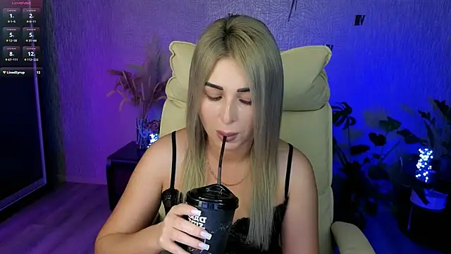 NikkiiStill online show from June 18, 2026, 12:33 am