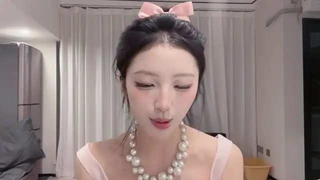 ZhaoZhao-ZM online show from October 3, 2025, 12:57 pm