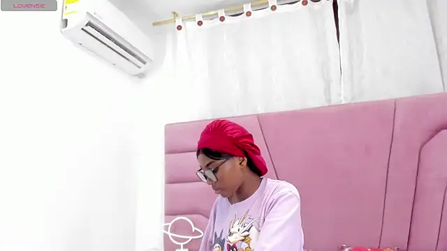 Snapshot of MarianRosse chatting on October 19, 2025, 7:47 pm MarianRosse online show from October 19, 2025, 7:47 pm