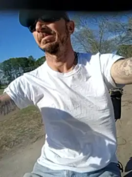 Snapshot of Mrluckstick chatting on March 10, 2026, 8:25 pm Mrluckstick online show from March 10, 2026, 8:25 pm