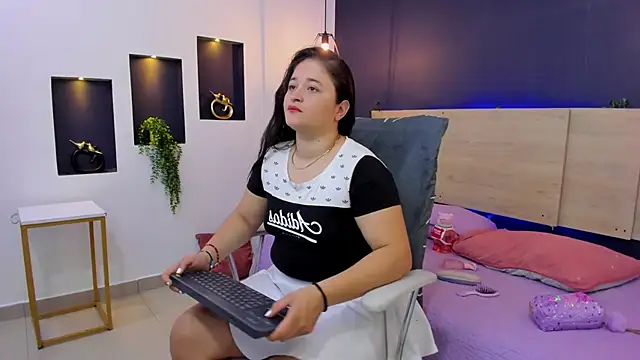 aradia kiss online show from November 2, 2025, 12:40 pm