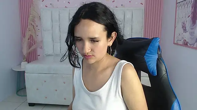 Snapshot of bella_vibess_s chatting on October 8, 2025, 9:07 am bella vibess s online show from October 8, 2025, 9:07 am