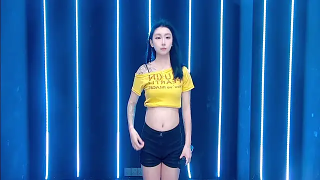 queen-001 online show from October 27, 2025, 11:25 am