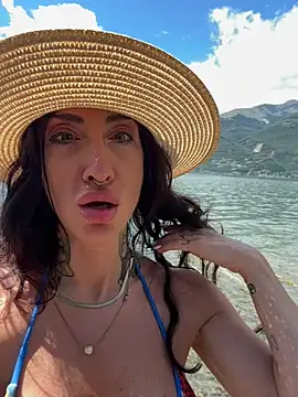 nikkaanderic online show from June 12, 2026, 1:21 pm