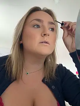 Snapshot of Elliemaee chatting on September 18, 2025, 11:12 am Elliemaee online show from September 18, 2025, 11:12 am