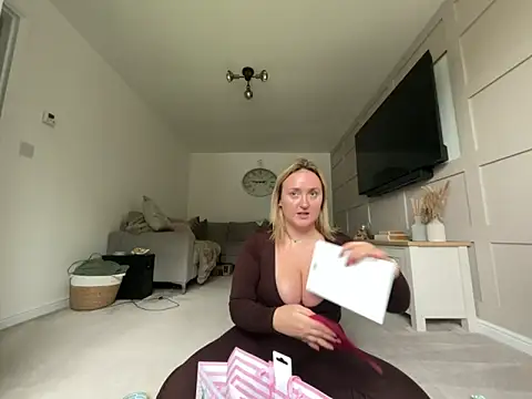 Snapshot of Elliemaee chatting on October 3, 2025, 11:29 am Elliemaee online show from October 3, 2025, 11:29 am