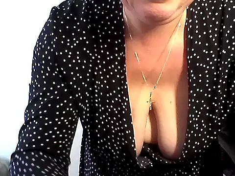 Snapshot of EllaLove2277 chatting on November 1, 2025, 9:11 am EllaLove2277 online show from November 1, 2025, 9:11 am