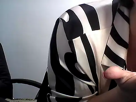 Snapshot of EllaLove2277 chatting on November 2, 2025, 9:44 am EllaLove2277 online show from November 2, 2025, 9:44 am