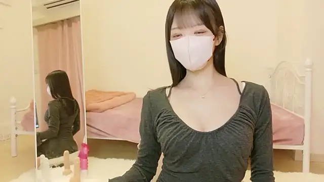 roachan  online show from February 10, 2026, 3:27 pm