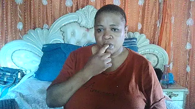 Snapshot of BUSTY_QUEEEN chatting on October 18, 2025, 12:39 pm BUSTY QUEEEN online show from October 18, 2025, 12:39 pm