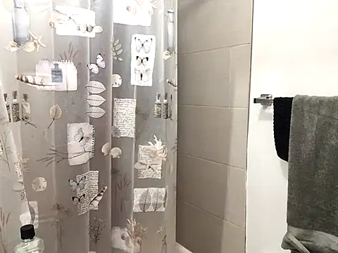 littyleesh1 online show from November 11, 2025, 3:28 am