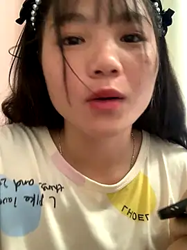 Snapshot of Emlyly-18 chatting on September 15, 2025, 12:43 am Emlyly-18 online show from September 15, 2025, 12:43 am