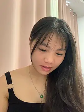 Snapshot of Emlyly-18 chatting on September 19, 2025, 12:23 am Emlyly-18 online show from September 19, 2025, 12:23 am