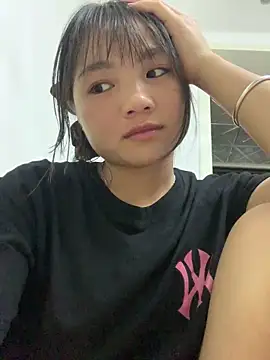 Snapshot of Emlyly-18 chatting on September 19, 2025, 2:40 pm Emlyly-18 online show from September 19, 2025, 2:40 pm