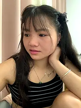 Snapshot of Emlyly-18 chatting on September 20, 2025, 2:45 am Emlyly-18 online show from September 20, 2025, 2:45 am