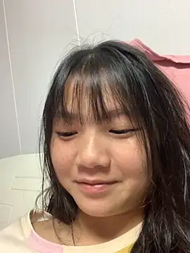 Snapshot of Emlyly-18 chatting on September 21, 2025, 1:13 pm Emlyly-18 online show from September 21, 2025, 1:13 pm