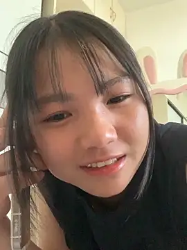 Snapshot of Emlyly-18 chatting on September 22, 2025, 8:38 am Emlyly-18 online show from September 22, 2025, 8:38 am