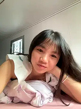 Snapshot of Emlyly-18 chatting on September 23, 2025, 2:14 am Emlyly-18 online show from September 23, 2025, 2:14 am