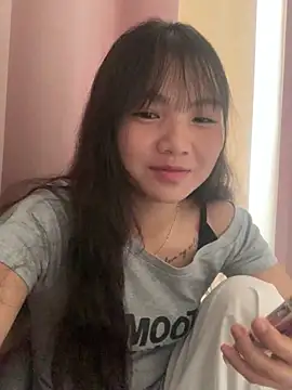 Snapshot of Emlyly-18 chatting on September 27, 2025, 6:18 am Emlyly-18 online show from September 27, 2025, 6:18 am