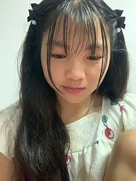 Snapshot of Emlyly-18 chatting on September 29, 2025, 12:49 am Emlyly-18 online show from September 29, 2025, 12:49 am