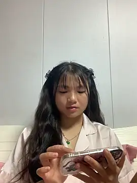 Snapshot of Emlyly-18 chatting on September 30, 2025, 5:23 am Emlyly-18 online show from September 30, 2025, 5:23 am