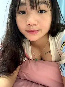 Snapshot of Emlyly-18 chatting on October 2, 2025, 4:19 am Emlyly-18 online show from October 2, 2025, 4:19 am