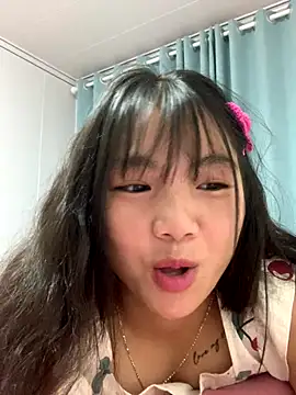 Snapshot of Emlyly-18 chatting on October 4, 2025, 2:42 am Emlyly-18 online show from October 4, 2025, 2:42 am