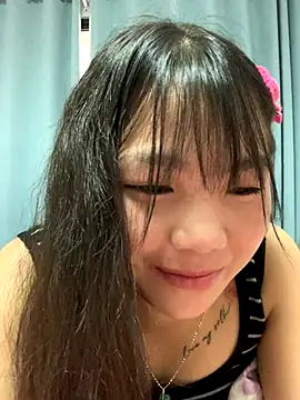 Snapshot of Emlyly-18 chatting on October 5, 2025, 1:37 am Emlyly-18 online show from October 5, 2025, 1:37 am