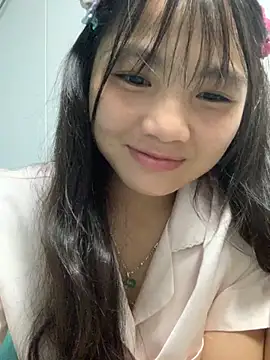 Snapshot of Emlyly-18 chatting on October 5, 2025, 2:48 pm Emlyly-18 online show from October 5, 2025, 2:48 pm