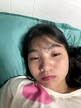 Snapshot of Emlyly-18 chatting on October 7, 2025, 12:24 pm Emlyly-18 online show from October 7, 2025, 12:24 pm