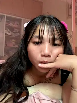 Snapshot of Emlyly-18 chatting on October 8, 2025, 12:52 am Emlyly-18 online show from October 8, 2025, 12:52 am