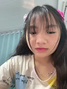 Snapshot of Emlyly-18 chatting on October 9, 2025, 12:52 am Emlyly-18 online show from October 9, 2025, 12:52 am