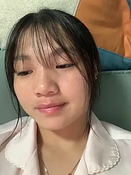 Snapshot of Emlyly-18 chatting on October 9, 2025, 4:05 pm Emlyly-18 online show from October 9, 2025, 4:05 pm