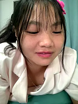 Snapshot of Emlyly-18 chatting on October 10, 2025, 4:11 am Emlyly-18 online show from October 10, 2025, 4:11 am