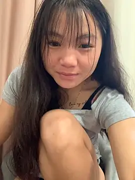 Snapshot of Emlyly-18 chatting on October 13, 2025, 1:27 am Emlyly-18 online show from October 13, 2025, 1:27 am