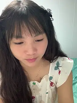 Snapshot of Emlyly-18 chatting on October 15, 2025, 1:33 pm Emlyly-18 online show from October 15, 2025, 1:33 pm