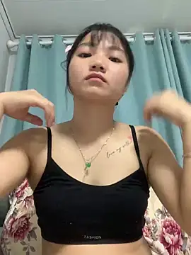 Snapshot of Emlyly-18 chatting on October 16, 2025, 2:34 am Emlyly-18 online show from October 16, 2025, 2:34 am