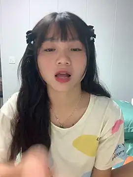 Snapshot of Emlyly-18 chatting on October 16, 2025, 2:51 pm Emlyly-18 online show from October 16, 2025, 2:51 pm