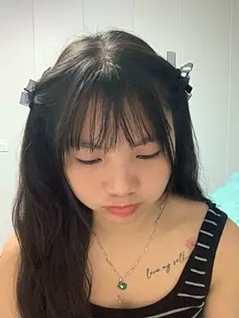 Snapshot of Emlyly-18 chatting on October 17, 2025, 4:15 am Emlyly-18 online show from October 17, 2025, 4:15 am