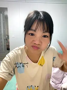 Snapshot of Emlyly-18 chatting on October 18, 2025, 4:04 am Emlyly-18 online show from October 18, 2025, 4:04 am