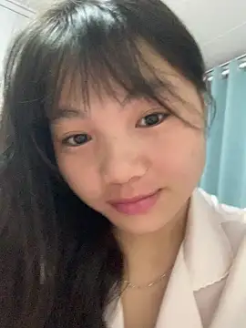 Snapshot of Emlyly-18 chatting on October 18, 2025, 8:31 pm Emlyly-18 online show from October 18, 2025, 8:31 pm