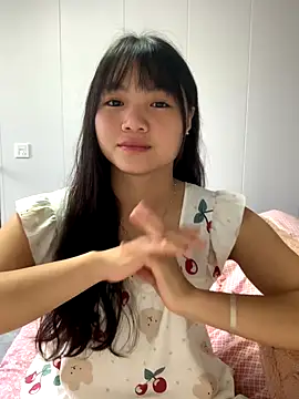 Snapshot of Emlyly-18 chatting on October 23, 2025, 3:17 am Emlyly-18 online show from October 23, 2025, 3:17 am