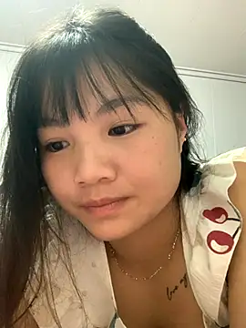 Snapshot of Emlyly-18 chatting on October 23, 2025, 6:06 pm Emlyly-18 online show from October 23, 2025, 6:06 pm