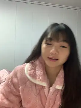 Snapshot of Emlyly-18 chatting on October 26, 2025, 1:11 am Emlyly-18 online show from October 26, 2025, 1:11 am