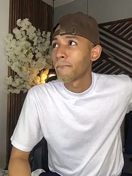 Snapshot of B_Wild chatting on October 8, 2025, 3:37 am B Wild online show from October 8, 2025, 3:37 am