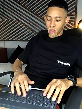 Snapshot of B_Wild chatting on October 17, 2025, 4:15 am B Wild online show from October 17, 2025, 4:15 am