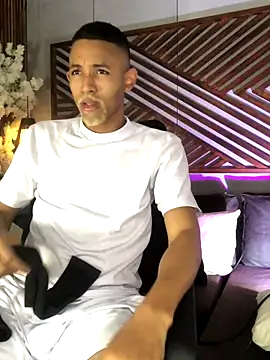 Snapshot of B_Wild chatting on November 1, 2025, 3:52 am B Wild online show from November 1, 2025, 3:52 am