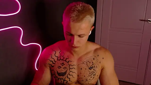 Snapshot of James__Noah chatting on October 16, 2025, 7:59 pm James Noah online show from October 16, 2025, 7:59 pm