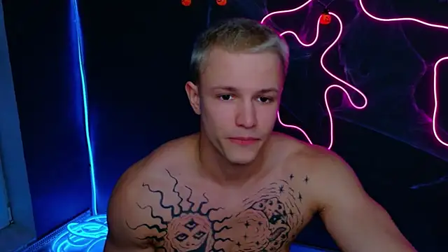 Snapshot of James__Noah chatting on October 31, 2025, 11:06 pm James Noah online show from October 31, 2025, 11:06 pm